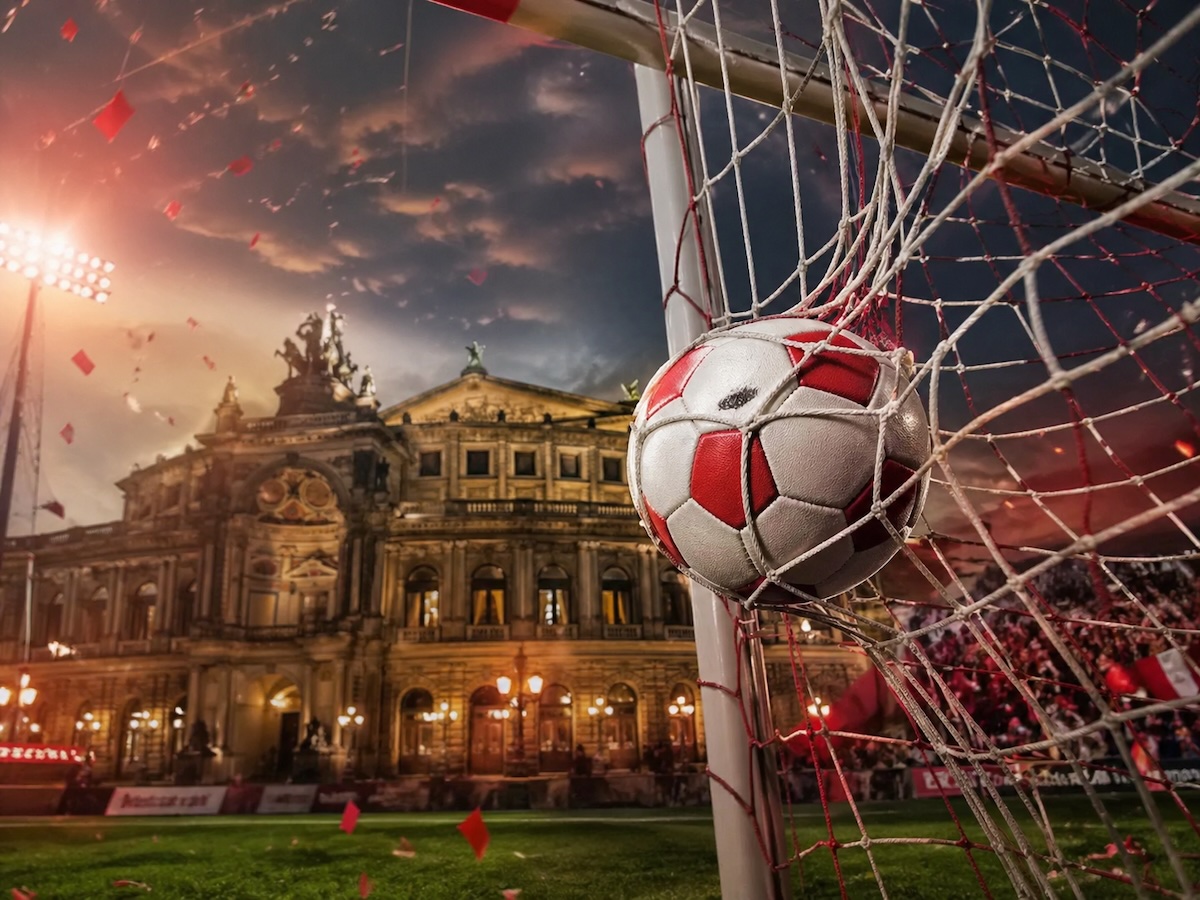 Ball geht ins Tor vor Dresdner semper Oper